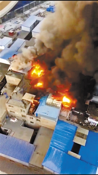 
兰州一库房清晨突发大火邻近楼顶彩钢房浓烟滚滚(图)(图1)