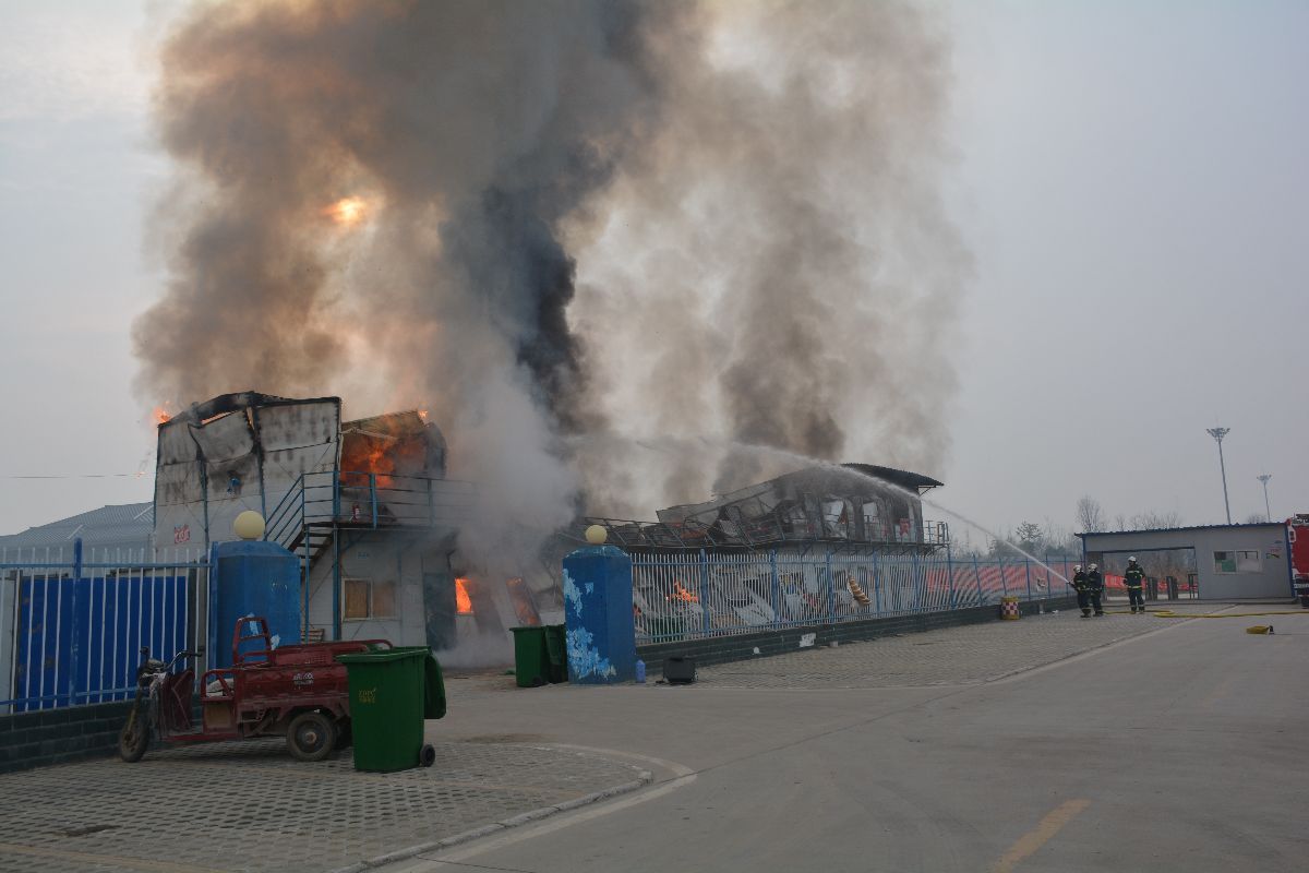 
兰州一库房清晨突发大火邻近楼顶彩钢房浓烟滚滚(图)(图5)