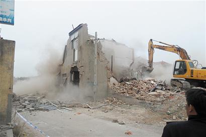 
我市花大力气整治临街单位庭院内违法建筑(图)(图10)