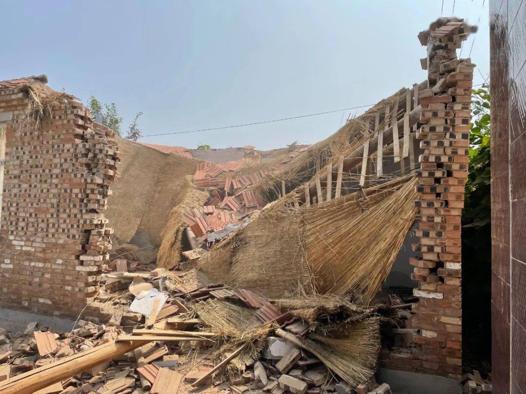 
我市花大力气整治临街单位庭院内违法建筑(图)(图9)