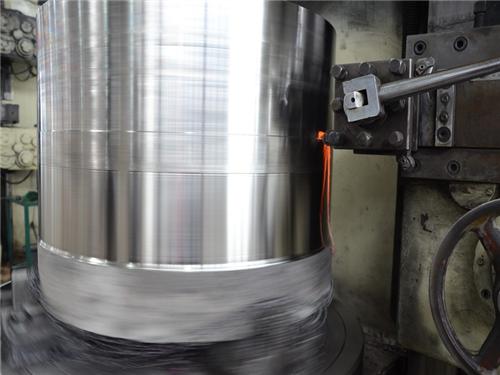 彩钢夹芯板复合机机在下面板生产区生产设备厂家(图2)