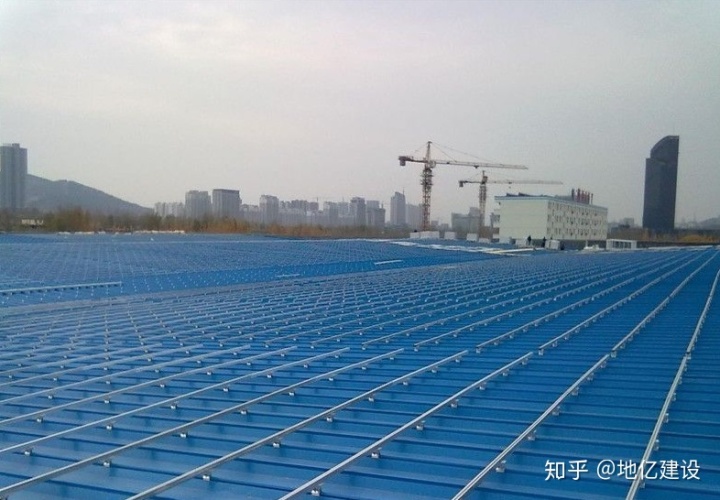 彩钢瓦建筑材料露水需要停止施工的原因及解决办法！！(图1)