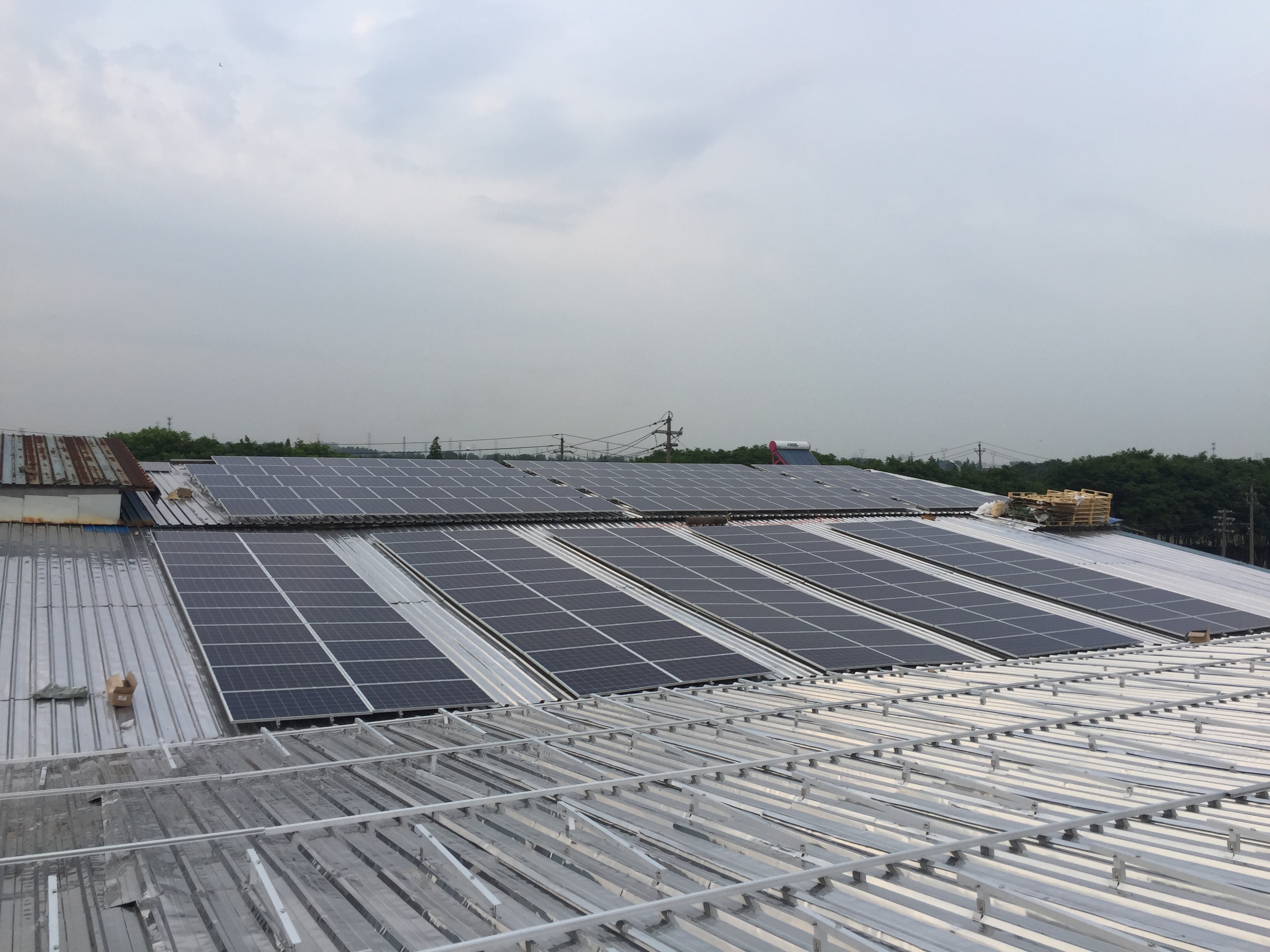 彩钢瓦屋面建设要求彩钢屋面光伏发电项目的布置方式布置
(图8)