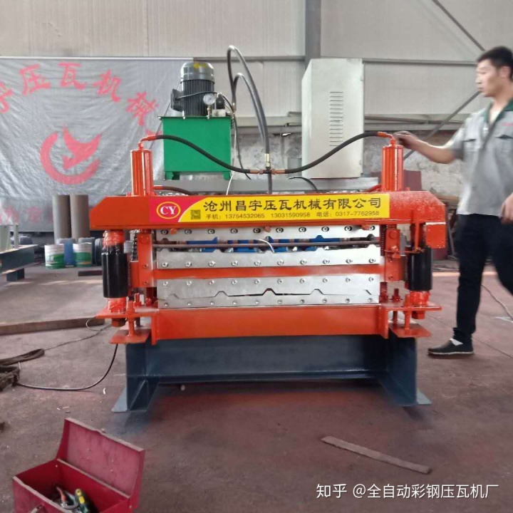 
新型压瓦机安装之高空滑移法是指将分条的压瓦机单元(图1)