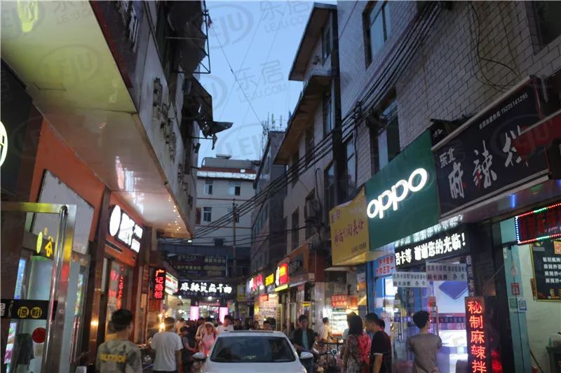 北京麦子店街道对美食街餐厅二层违建进行自拆拆除(图3)