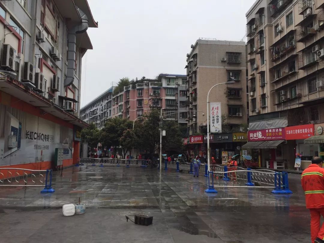 北京麦子店街道对美食街餐厅二层违建进行自拆拆除(图4)