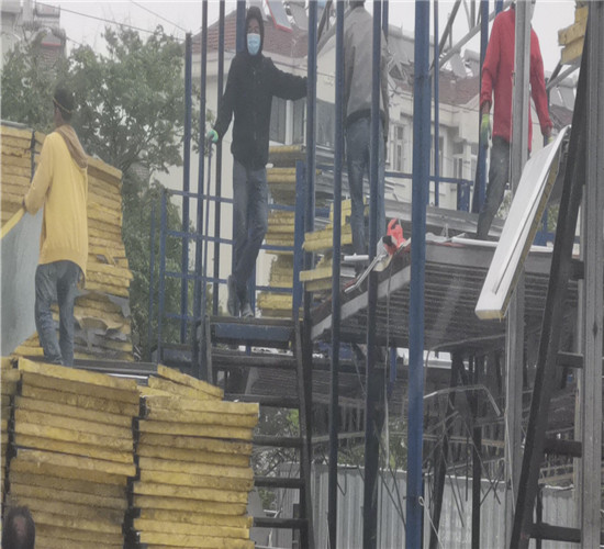 二手彩钢板房 郑州亚胜钢结构工程有限公司加工定制，价格是多少呢？(图2)