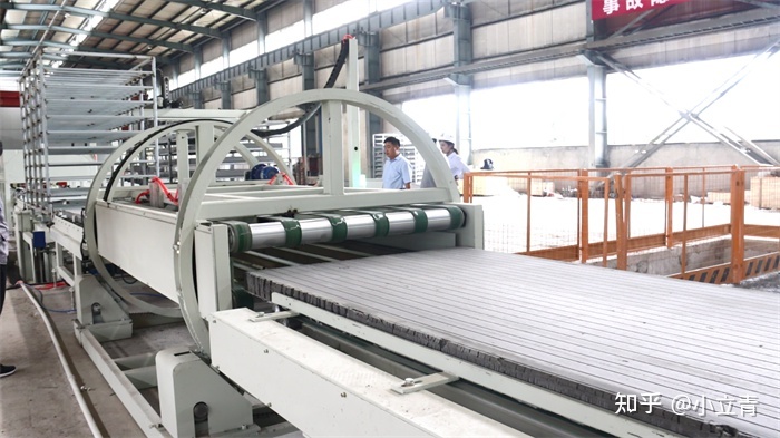 外墙免拆模板一体板设备FS保温结构生产线切割锯(图1)