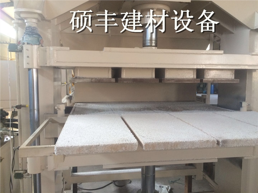 复合夹芯板压型机房屋保温岩棉板成型机成型机建筑免拆外模板(图1)