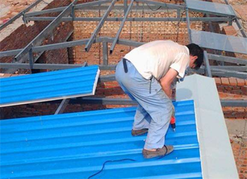 老瓦房改彩钢瓦屋顶怎么加固以及什么样的彩钢瓦质量好(图2)