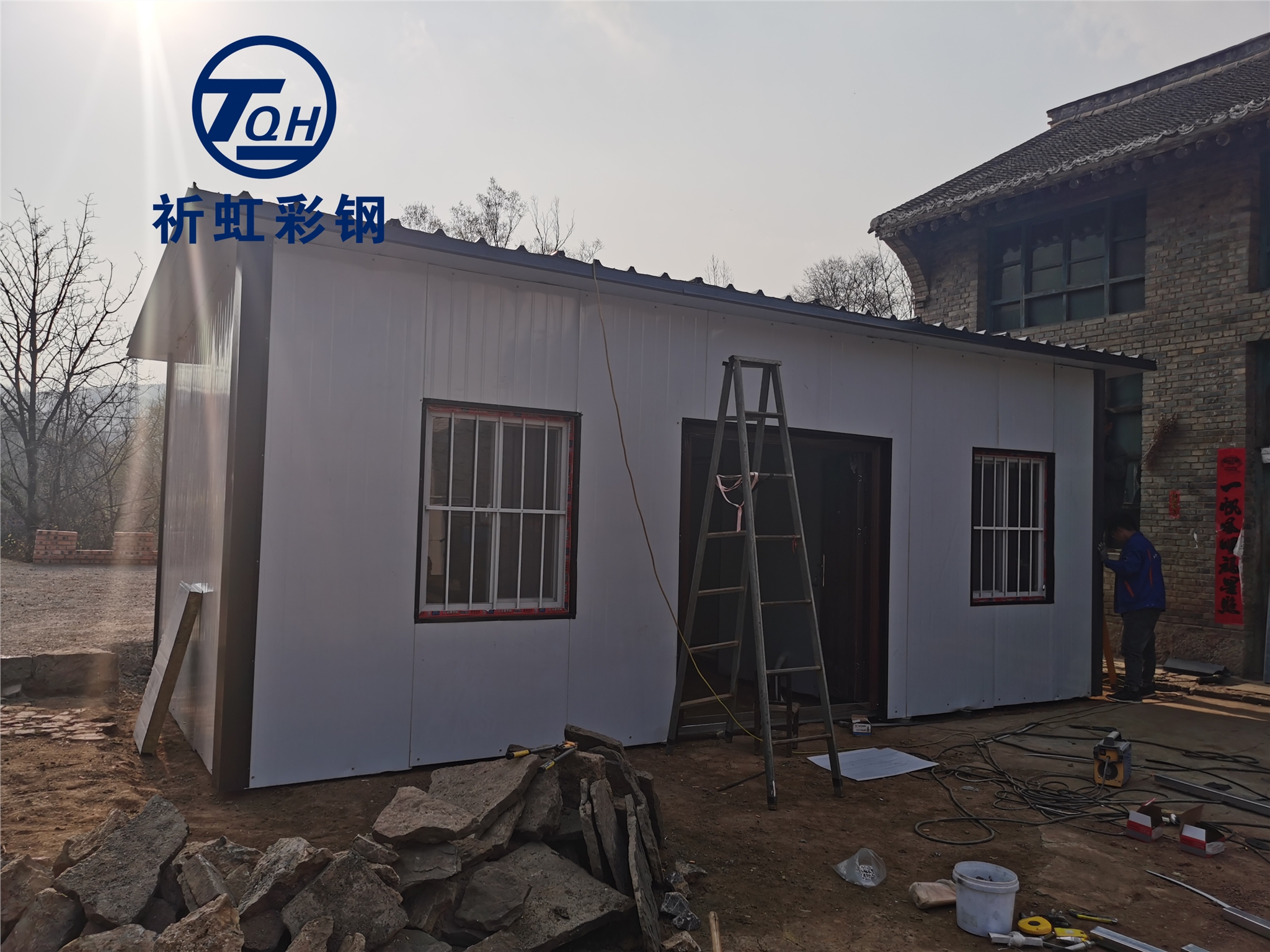 救灾活动板房为钢木结构，简单居住方便实用的选择


(图2)