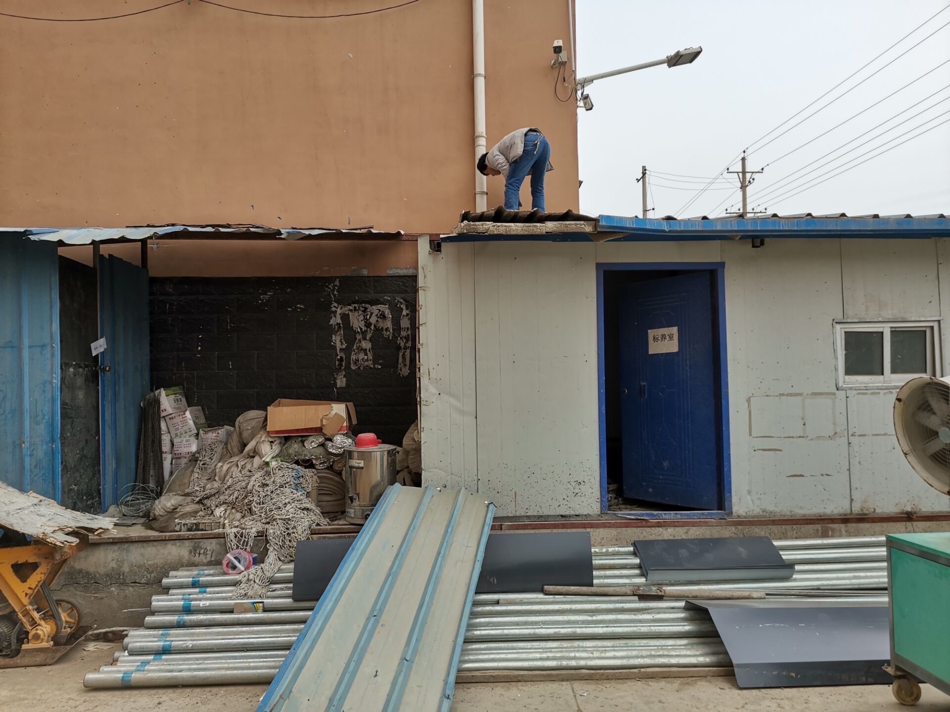 兰州市现代卷闸门厂带您一起了解天水钢结构彩钢房多少钱的信息(图1)