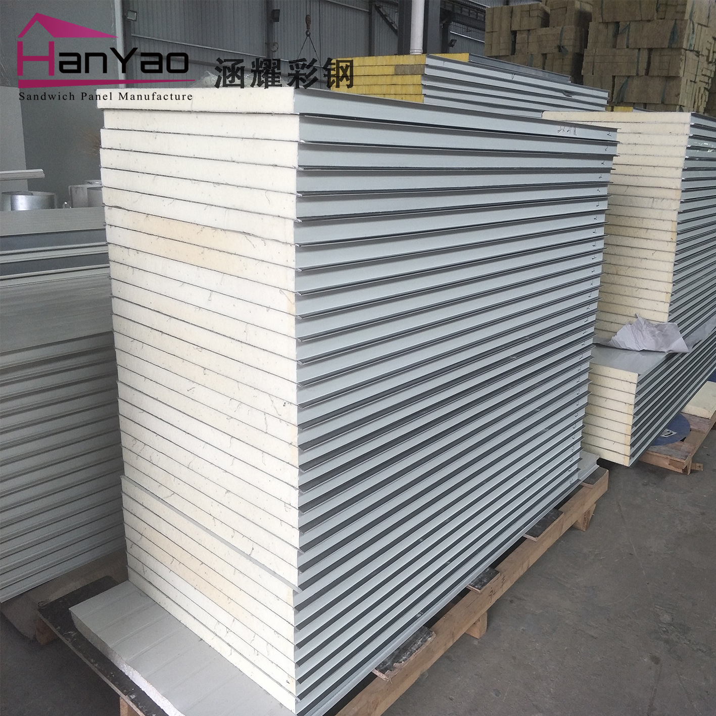 铺钉彩钢夹芯板安装施工工艺，做到纵横对齐，纵横
(图2)