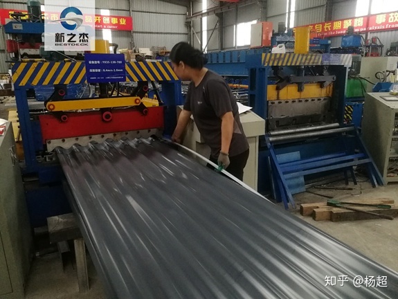 车间大姐在反复测量YXB35-130-780横装墙面板一丝(图1)