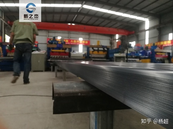 车间大姐在反复测量YXB35-130-780横装墙面板一丝(图3)