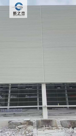 车间大姐在反复测量YXB35-130-780横装墙面板一丝(图5)