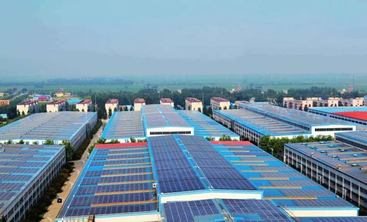 
彩钢屋面光伏电站设计方案中有几个重要的注意事项：工程施工
(图2)