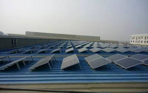 
彩钢屋面光伏电站设计方案中有几个重要的注意事项：工程施工
(图13)