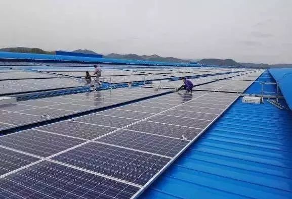 
彩钢屋面光伏电站设计方案中有几个重要的注意事项：工程施工
(图4)