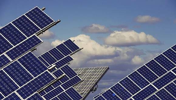 
彩钢屋面光伏电站设计方案中有几个重要的注意事项：工程施工
(图5)