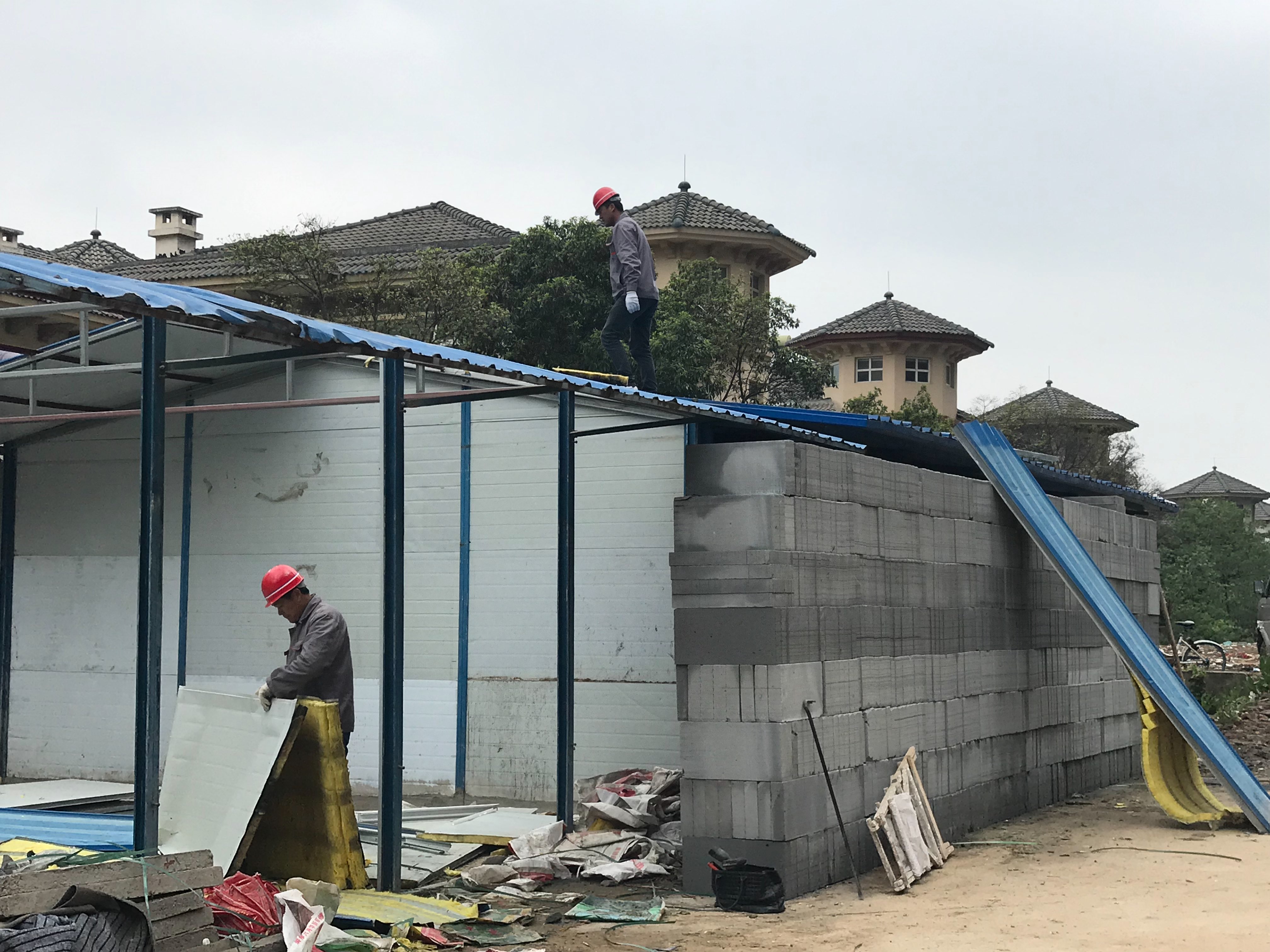 
为什么国家对彩钢建房限定如此严格？看完你就知道了
(图2)