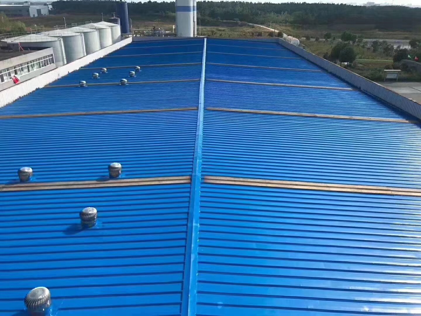 农村厂房屋顶彩钢屋面翻新,哪一个更合适??(图2)