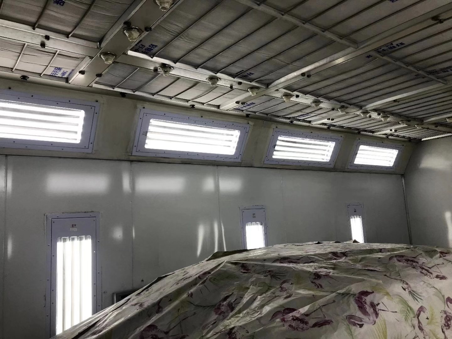 鞭炮烟花有限公司将5辆车砸伤雪铁龙轿车受损较为严重(图)(图2)