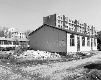 经开七区10栋和11栋之间空地上的彩钢房(图1)