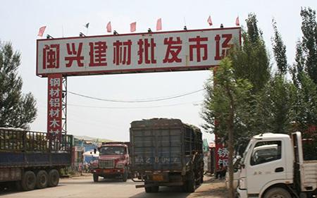 呼市南二环快速路闵兴建材市场内新建一批临建彩钢房(图)(图1)