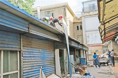 呼市南二环快速路闵兴建材市场内新建一批临建彩钢房(图)(图3)