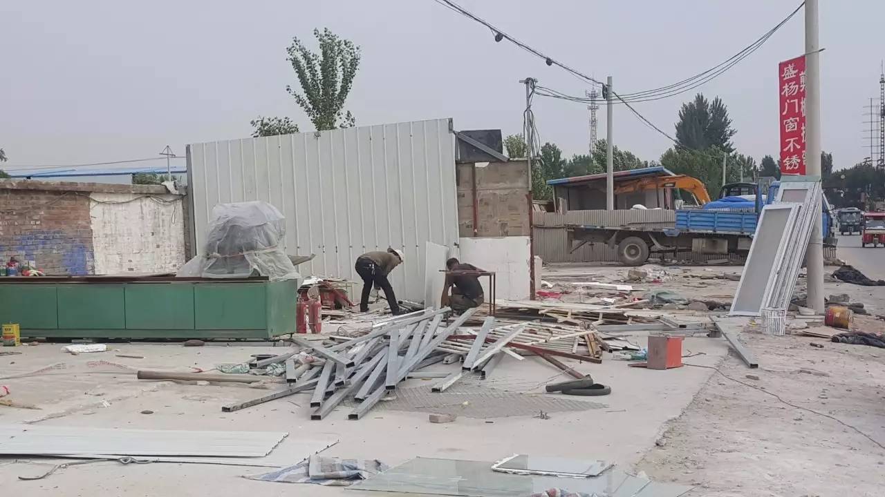 呼市南二环快速路闵兴建材市场内新建一批临建彩钢房(图)(图4)