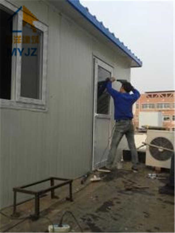 长春市前进大街与繁荣路交会附近的宇光住户都扩建彩钢房(图1)