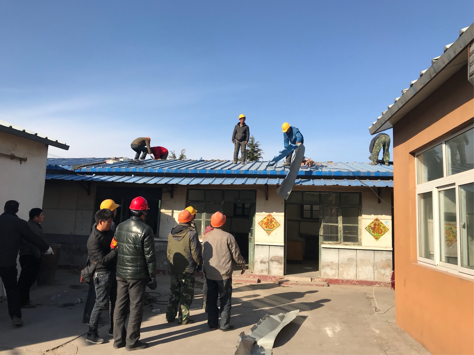 绿园区辽阳街便民疏导点过去占道彩钢房被全部拆除(图4)