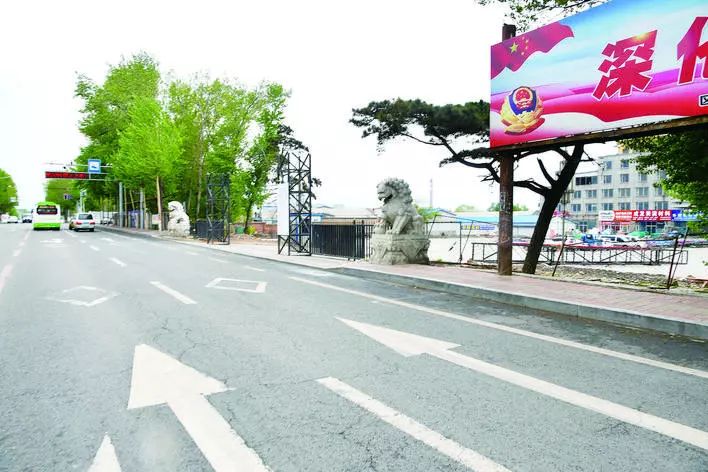 绿园区辽阳街便民疏导点过去占道彩钢房被全部拆除(图5)