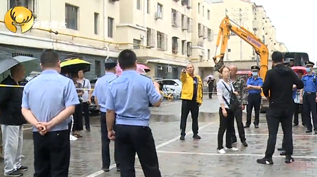 社区办公室联合青山区城市管理综合执法局集中拆除春光小区13号违建(图6)