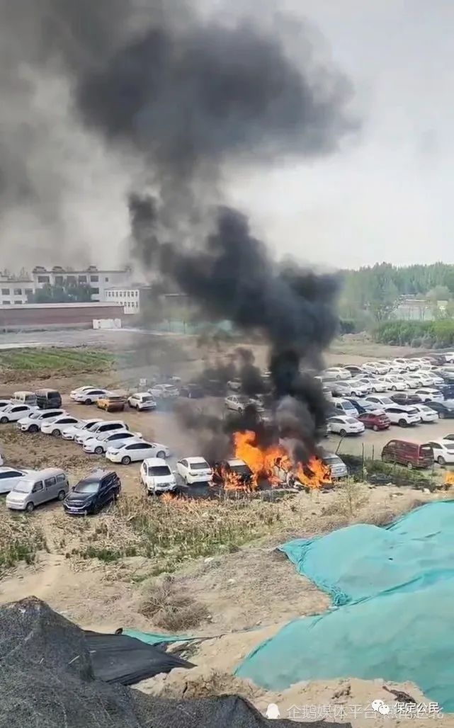 保定市停车点内起火旁边多辆车被殃及火烧连营(图1)