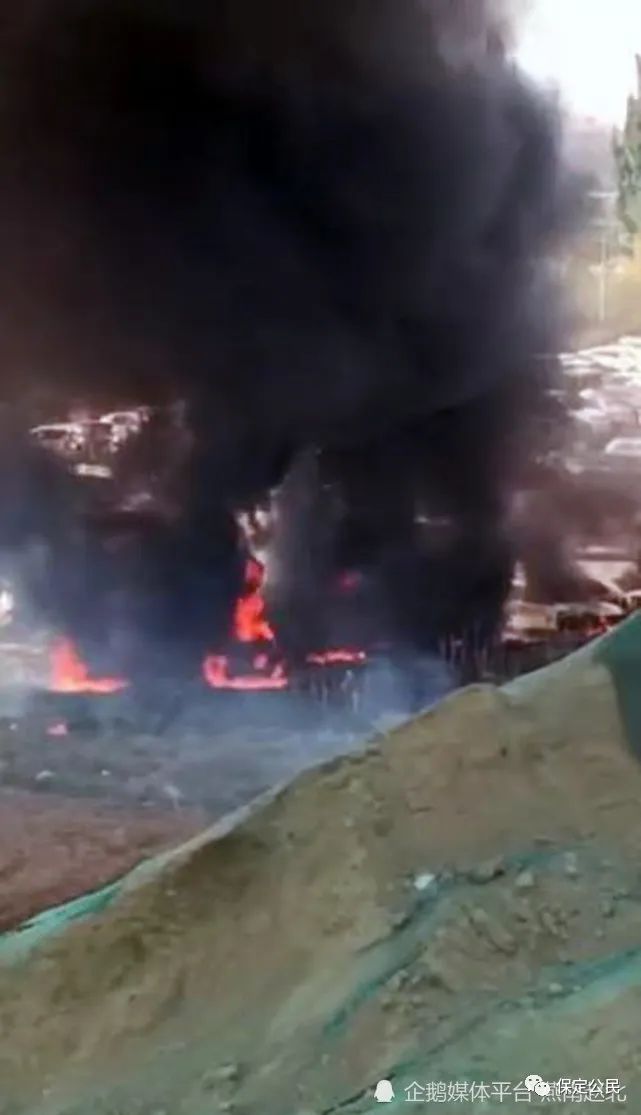 保定市停车点内起火旁边多辆车被殃及火烧连营(图2)