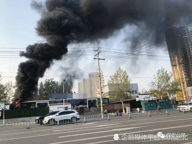 保定市停车点内起火旁边多辆车被殃及火烧连营(图4)