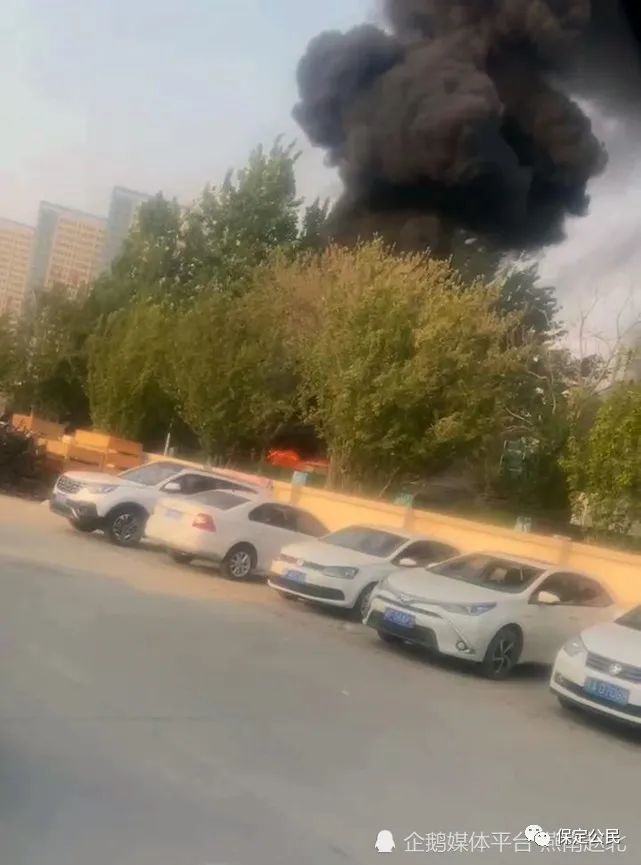 保定市停车点内起火旁边多辆车被殃及火烧连营(图5)