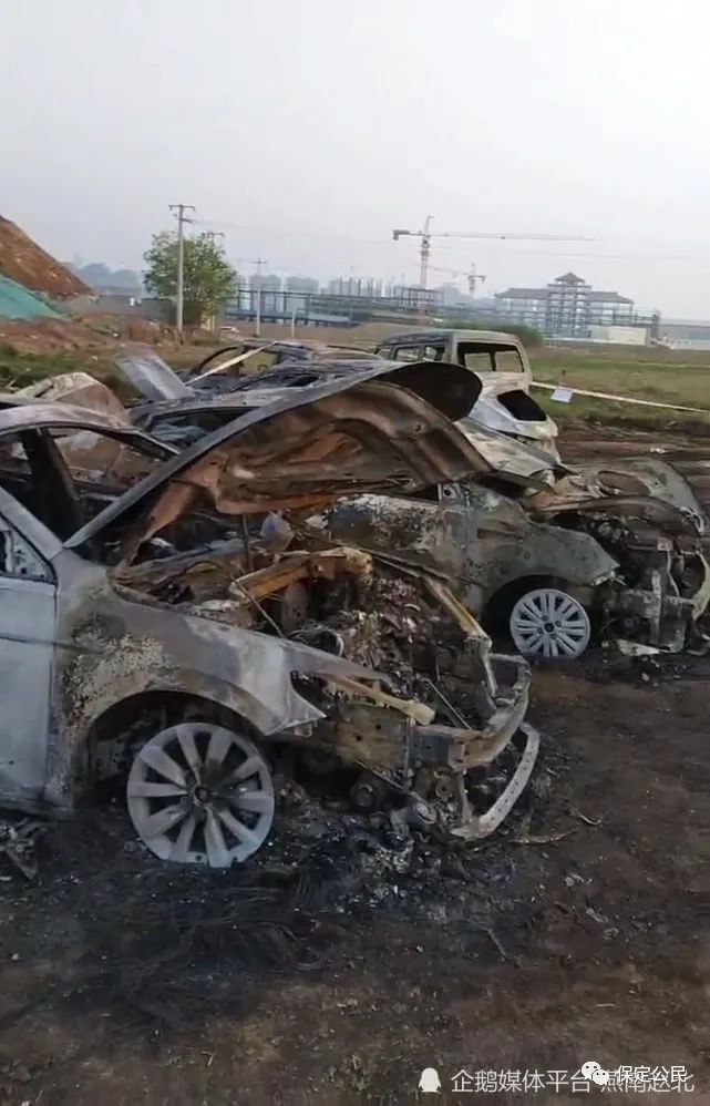 保定市停车点内起火旁边多辆车被殃及火烧连营(图6)