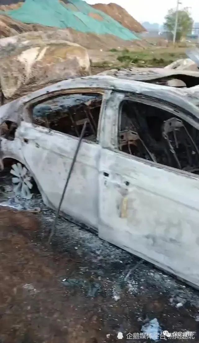 保定市停车点内起火旁边多辆车被殃及火烧连营(图9)