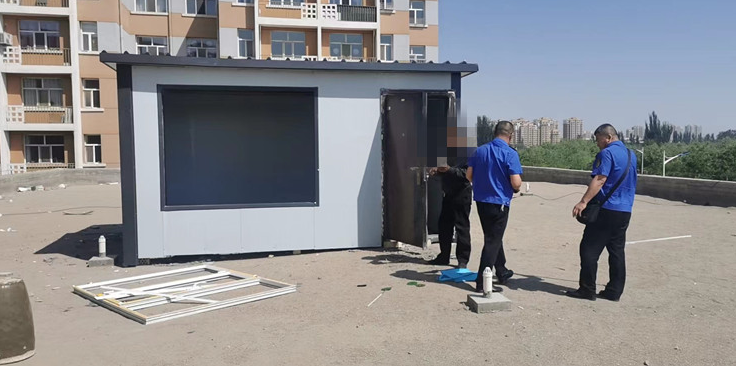 临河区一门店楼顶擅自搭建12平米彩钢房被拆除(图2)