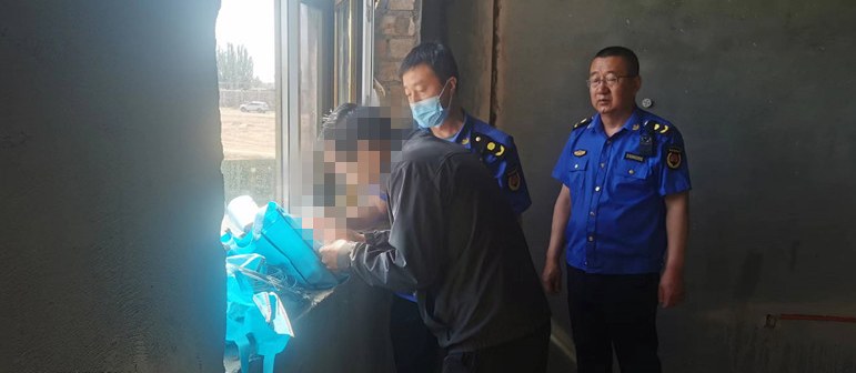 临河区一门店楼顶擅自搭建12平米彩钢房被拆除(图3)