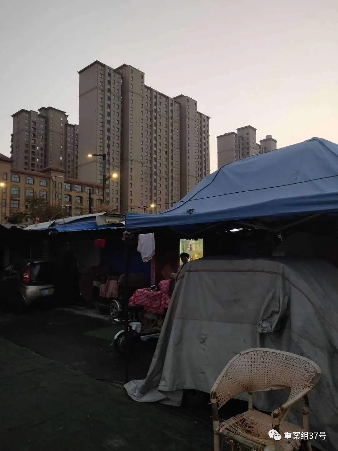 藏双喜时不时就会去“小李庄新村”门口转转(图2)