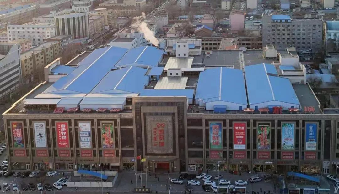 呼和浩特国贸顶建有大量彩钢房可能存在安全隐患(图2)