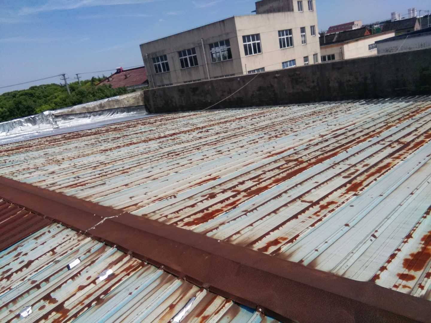 工业厂房彩钢瓦锈蚀问题怎么做可以延缓彩钢瓦的使用寿命？(图1)