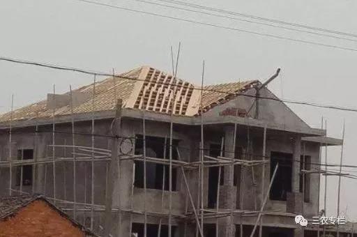 思越木结构|为何现在农村“屋顶用彩钢的”不用以前的瓦？(图2)
