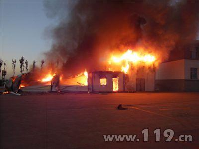 内蒙古一车检所彩起火爆炸的彩钢房图为消防官兵消防官兵灭火(图1)