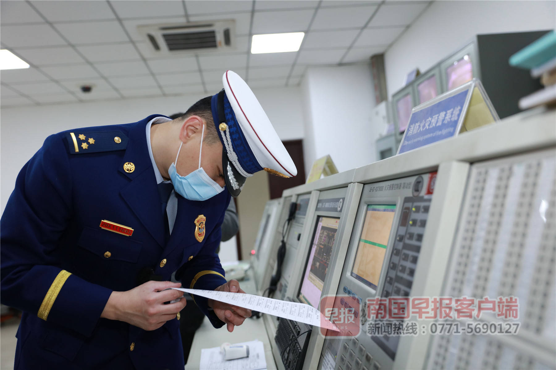 内蒙古一车检所彩起火爆炸的彩钢房图为消防官兵消防官兵灭火(图5)