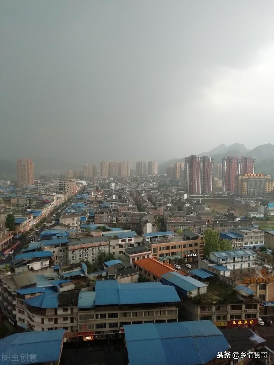 彩钢瓦被广泛应用，农村人不后悔，为啥这样说呢？(图1)